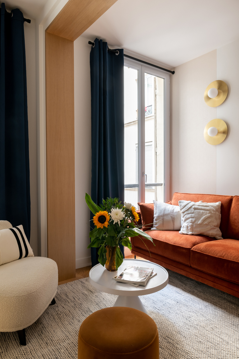 salon appartement de 55m2 à louer à Paris décoration contemporaine Photo : © Agathe Tissier