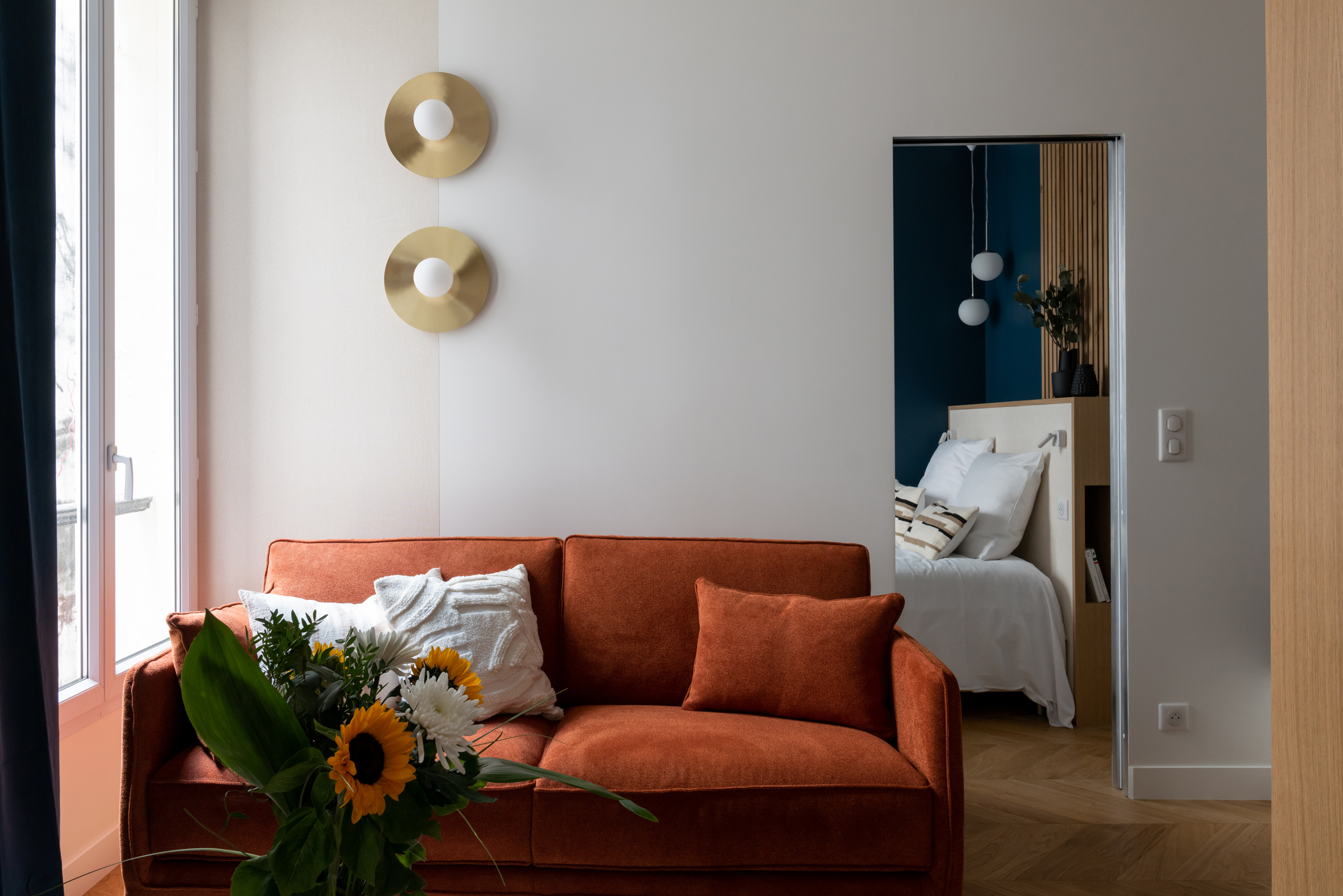 chambre et salon appartement de 55m2 à louer à Paris décoration contemporaine Photo : © Agathe Tissier