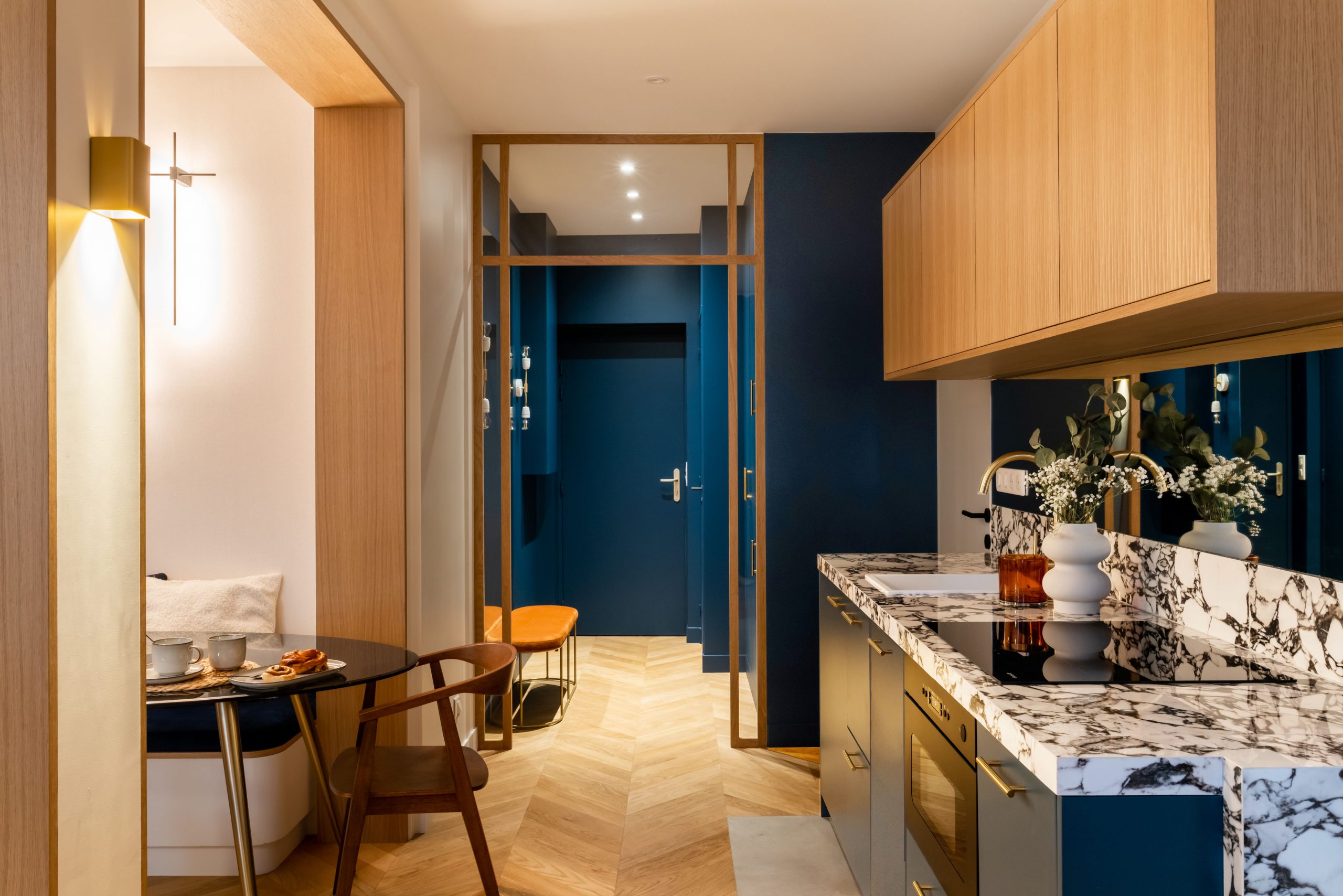 cuisine ouverte et entrée appartement de 55m2 à louer à Paris décoration contemporaine Photo : © Agathe Tissier