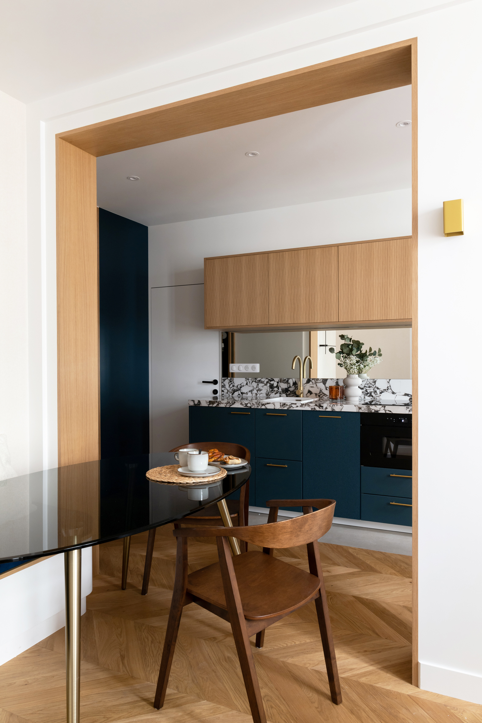 cuisine ouverte et salle à manger appartement de 55m2 à louer à Paris décoration contemporaine Photo : © Agathe Tissier
