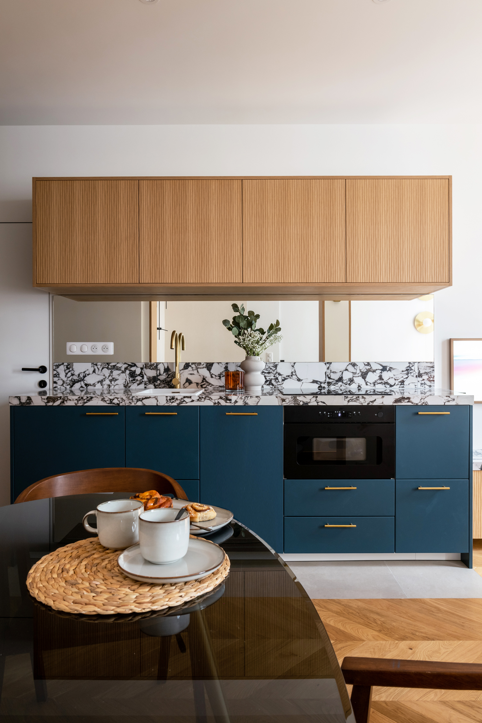 cuisine ouverte et salle à manger appartement de 55m2 à louer à Paris décoration contemporaine Photo : © Agathe Tissier