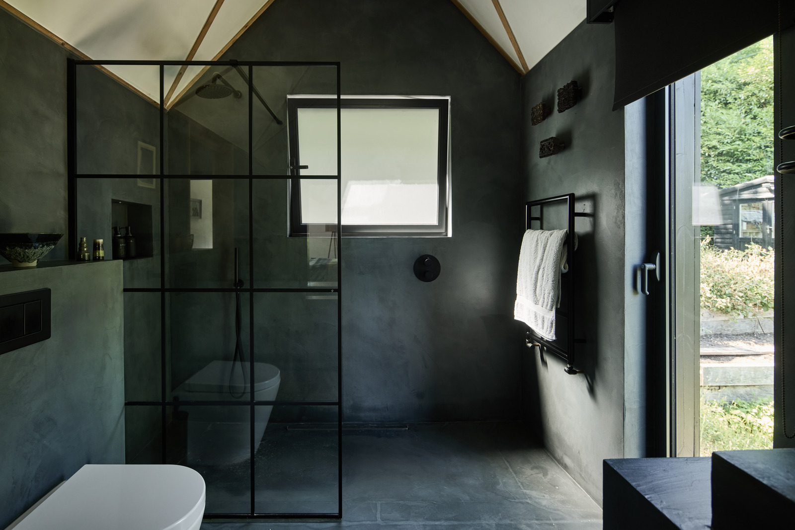 salle de bain noire sol béton décoration contemporaine salle de bain noire sol béton décoration contemporaine
