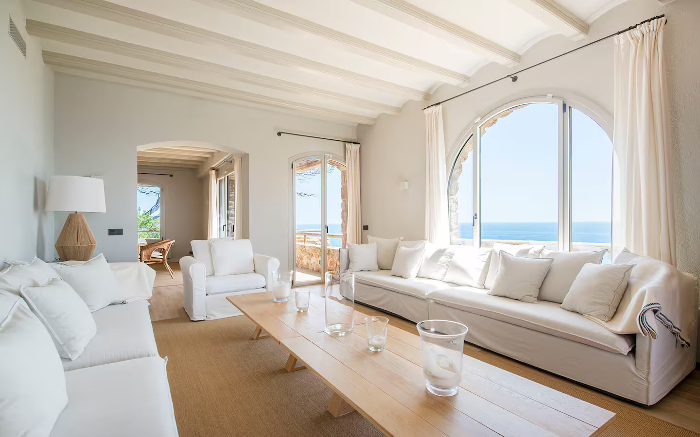 salon décoration contemporaine maison en pierre sur la Costa Brava avec piscine et vue mer villa Sant Jaume Tossa de Mar salon décoration contemporaine maison en pierre sur la Costa Brava avec piscine et vue mer villa Sant Jaume Tossa de Mar