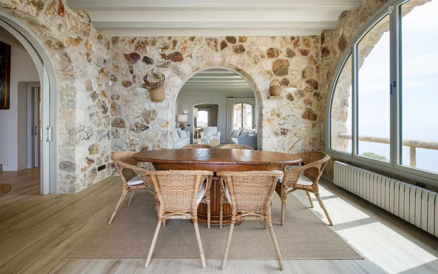 salle à manger décoration contemporaine maison en pierre sur la Costa Brava avec piscine et vue mer villa Sant Jaume Tossa de Mar salle à manger décoration contemporaine maison en pierre sur la Costa Brava avec piscine et vue mer villa Sant Jaume Tossa de Mar