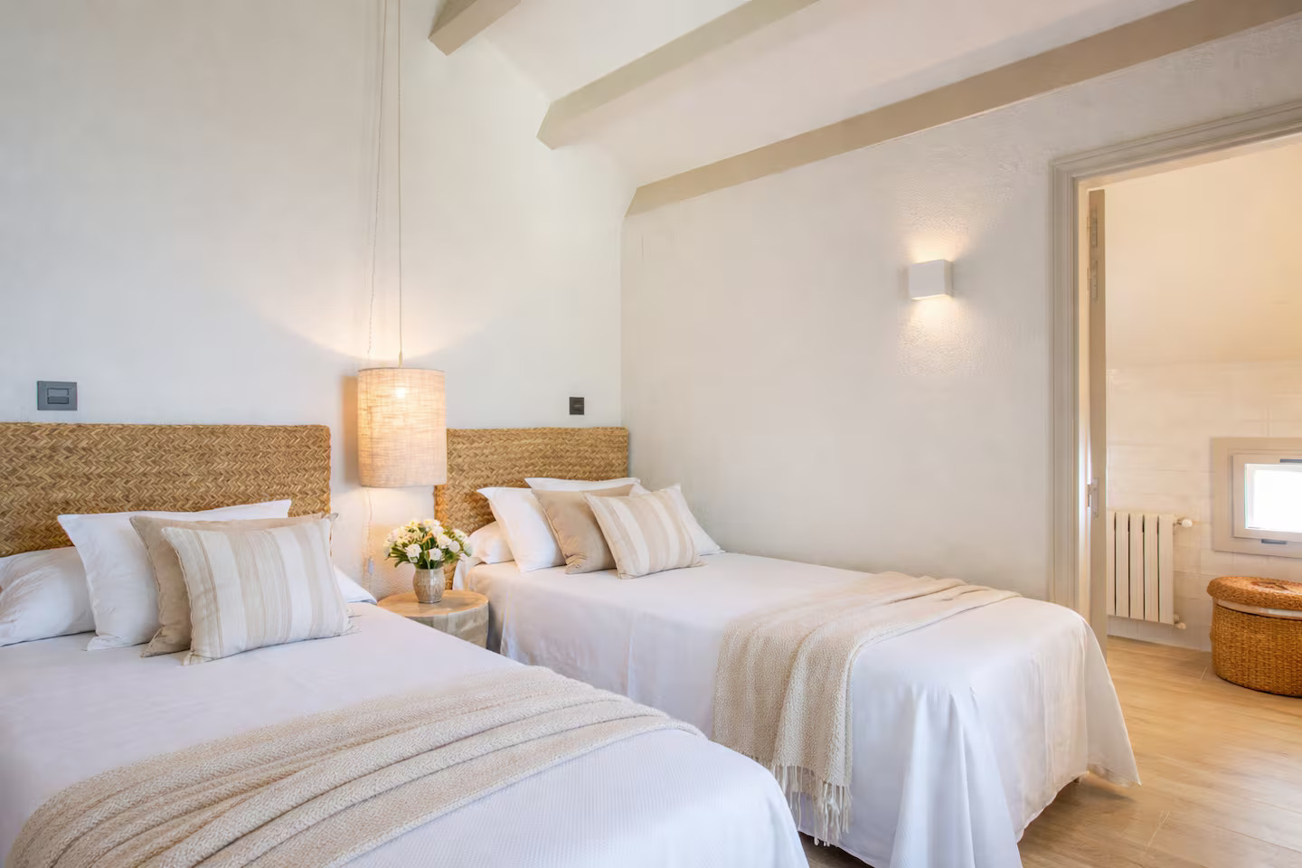 chambre à deux lits décoration contemporaine maison en pierre sur la Costa Brava avec piscine et vue mer villa Sant Jaume Tossa de Mar chambre à deux lits décoration contemporaine maison en pierre sur la Costa Brava avec piscine et vue mer villa Sant Jaume Tossa de Mar