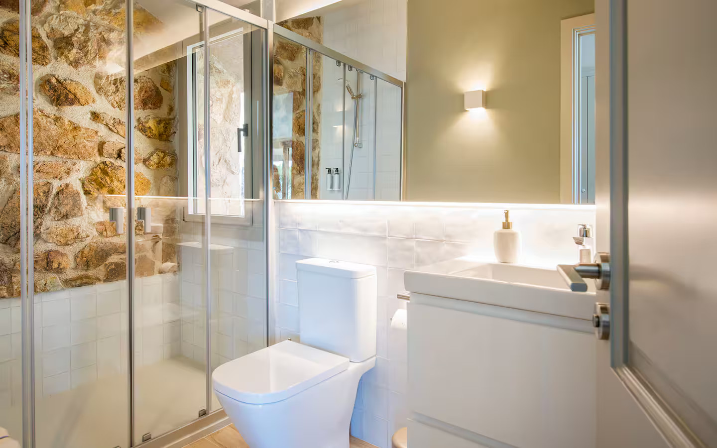 salle de bain mur pierres décoration contemporaine maison en pierre sur la Costa Brava avec piscine et vue mer villa Sant Jaume Tossa de Mar salle de bain mur pierres décoration contemporaine maison en pierre sur la Costa Brava avec piscine et vue mer villa Sant Jaume Tossa de Mar