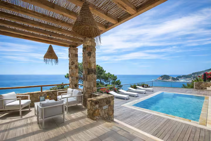 terrasse décoration contemporaine maison en pierre sur la Costa Brava avec piscine et vue mer villa Sant Jaume Tossa de Mar terrasse décoration contemporaine maison en pierre sur la Costa Brava avec piscine et vue mer villa Sant Jaume Tossa de Mar