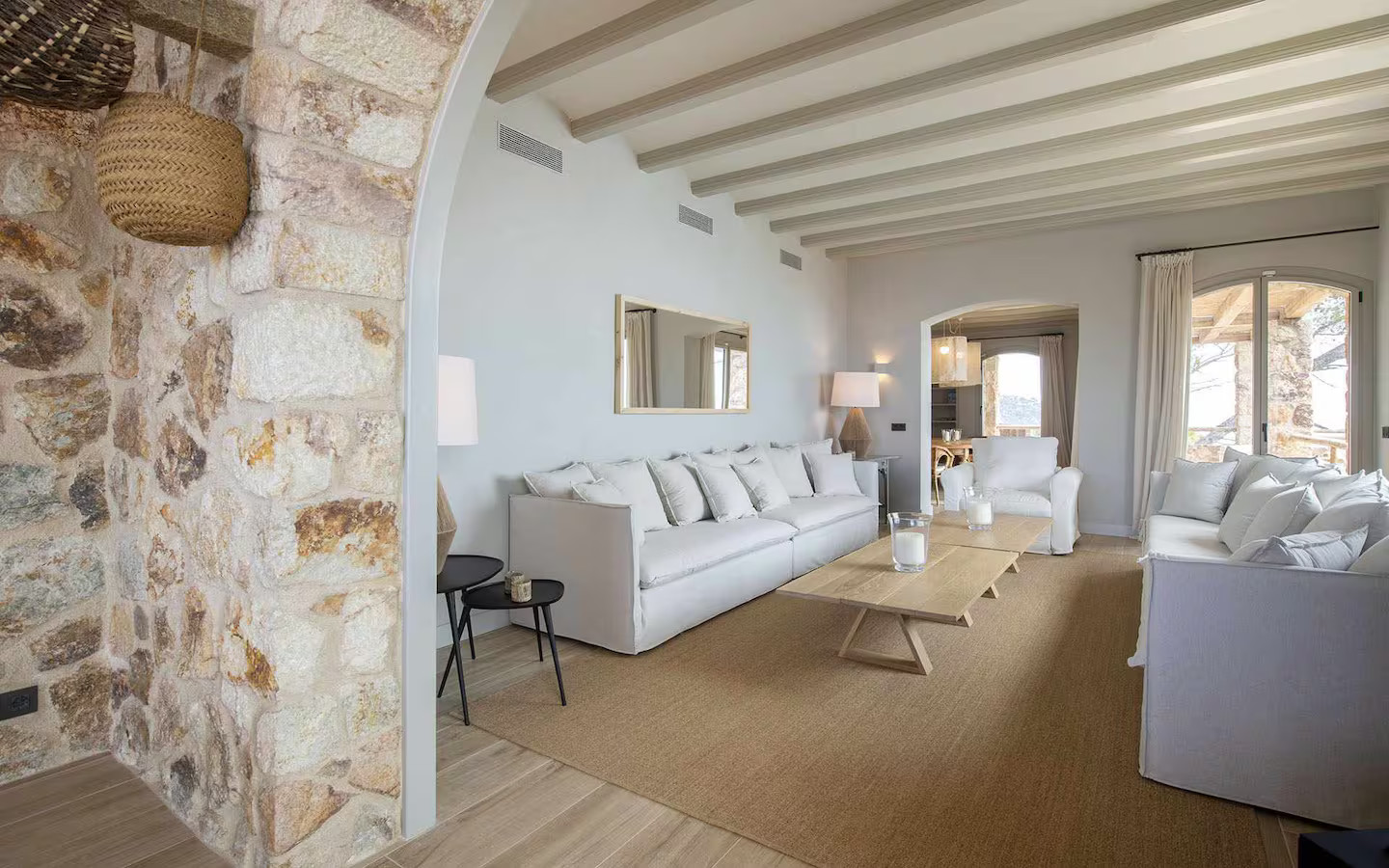 salon décoration contemporaine maison en pierre sur la Costa Brava avec piscine et vue mer villa Sant Jaume Tossa de Mar salon décoration contemporaine maison en pierre sur la Costa Brava avec piscine et vue mer villa Sant Jaume Tossa de Mar