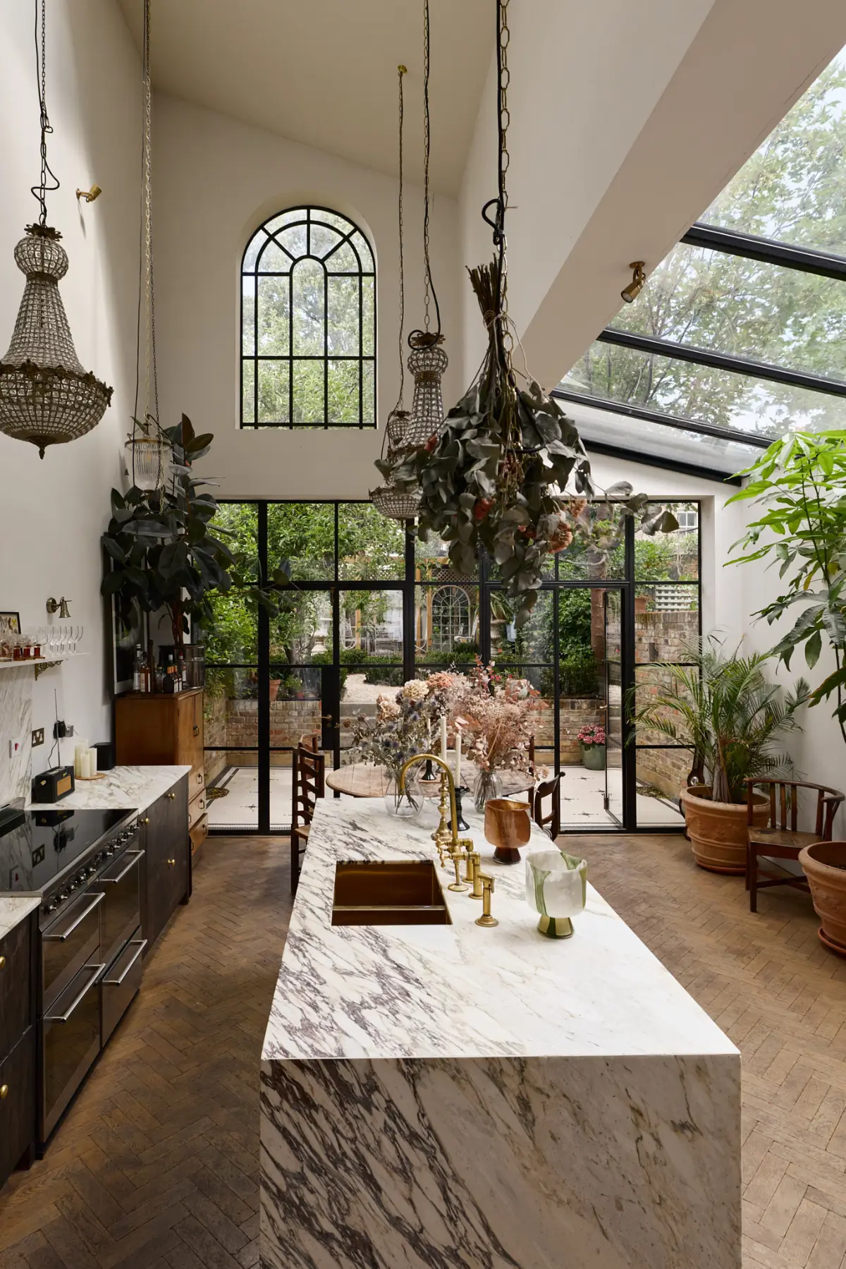 cuisine dans grande extension style classique chic maison victorienne rénovée et agrandie à Londres cuisine dans grande extension style classique chic maison victorienne rénovée et agrandie à Londres
