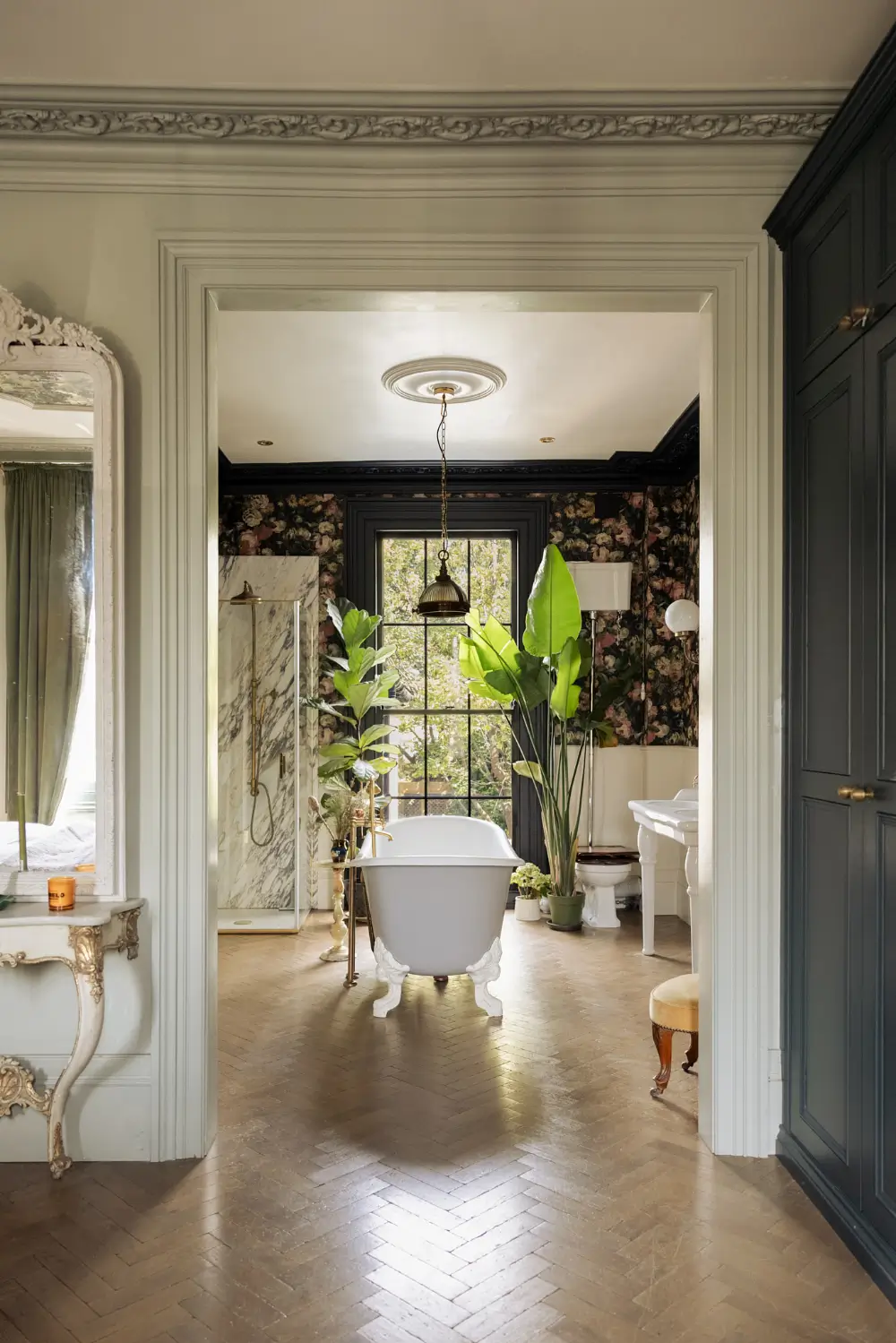 salle de bain rétro et chambre style classique chic maison victorienne rénovée et agrandie à Londres salle de bain rétro et chambre style classique chic maison victorienne rénovée et agrandie à Londres