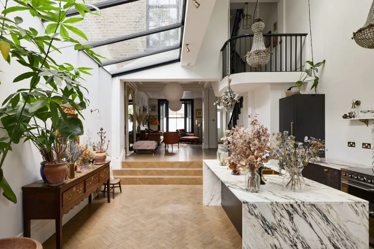cuisine dans grande extension style classique chic maison victorienne rénovée et agrandie à Londres cuisine dans grande extension style classique chic maison victorienne rénovée et agrandie à Londres