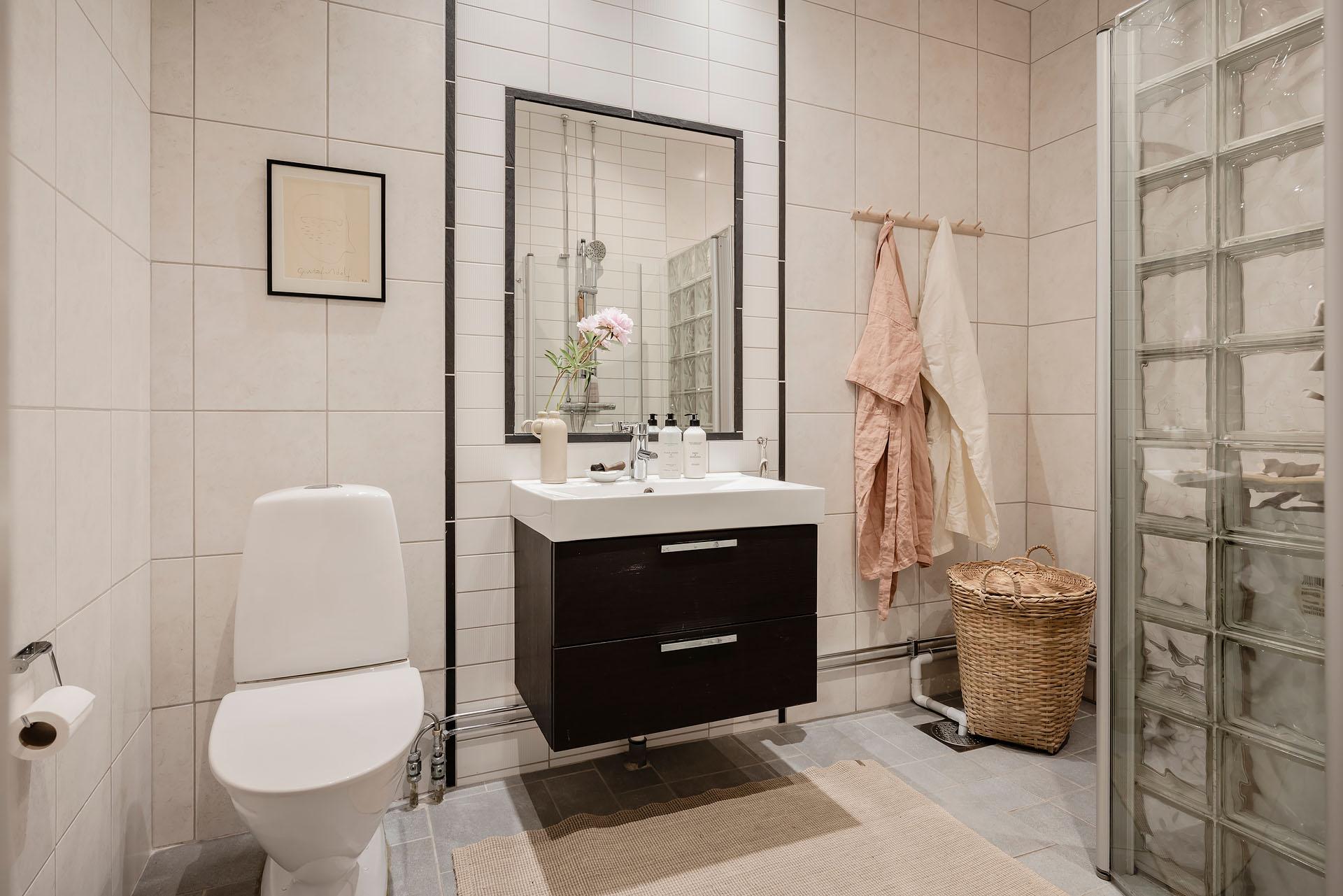 salle de bain moderne avec pavés de verre