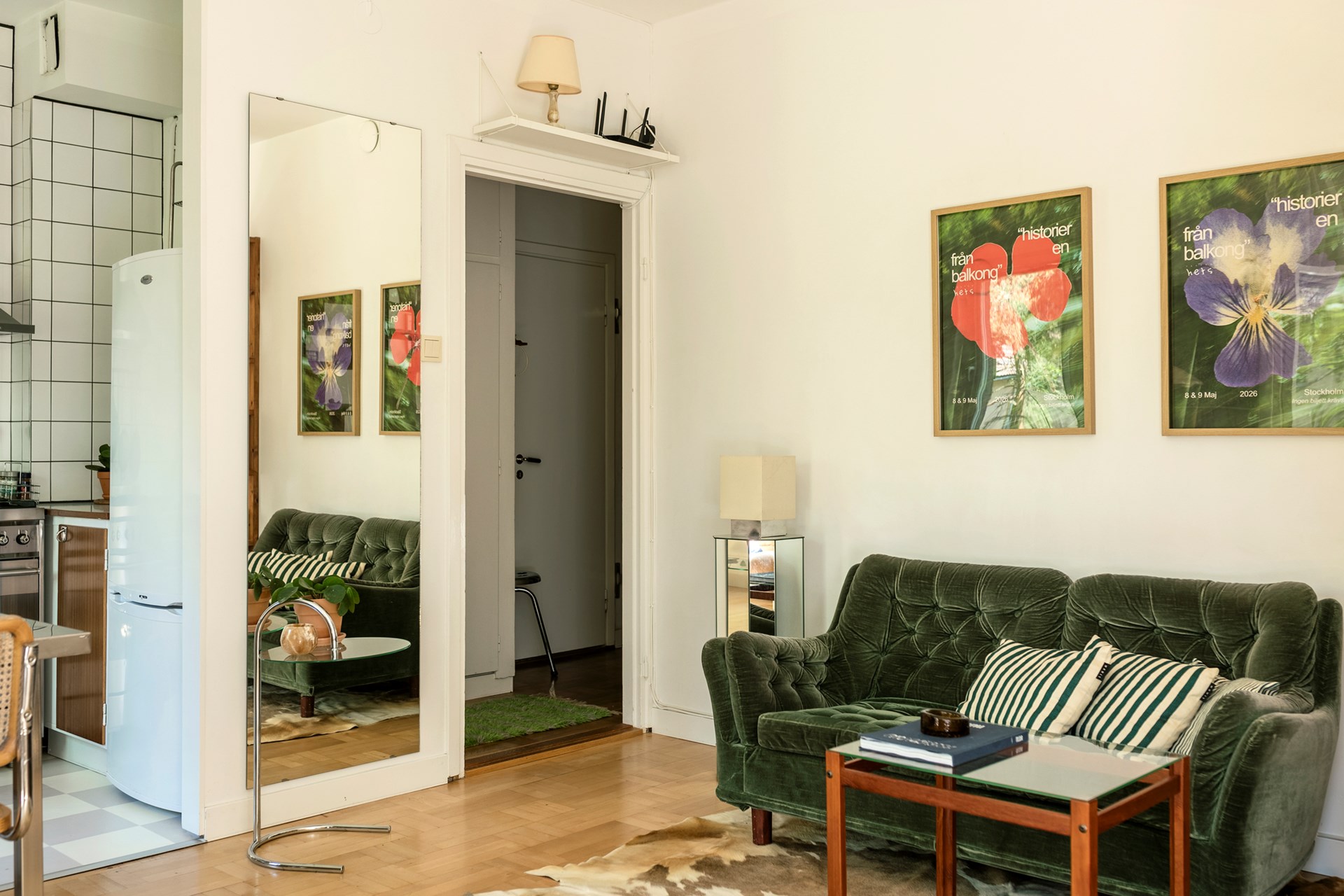 salon avec canapé velours vert et cuisine ouverte studio 31m2 décoration vintage scandinave