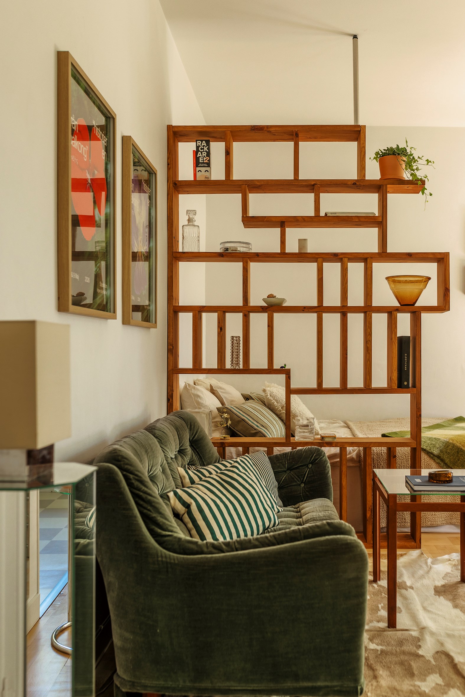 salon avec canapé velours vert et chambre semi-ouverte studio 31m2 décoration vintage scandinave