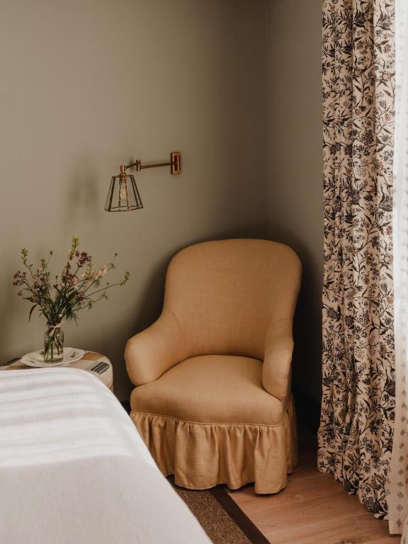 chambre murs vert pâle décoration classique chic charmant appartement de 56m2 Cotswolds