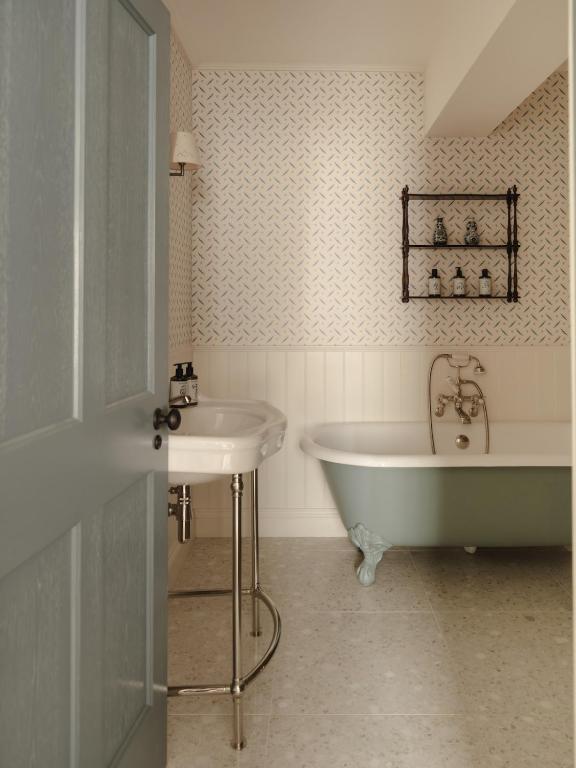 salle de bain baignoire sur pied décoration classique chic charmant appartement de 56m2 Cotswolds