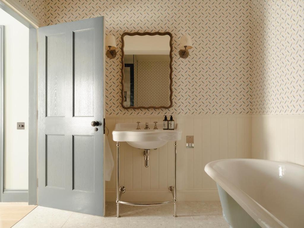salle de bain baignoire sur pieds vert pâle décoration vintage charmant appartement de 56m2 Cotswolds