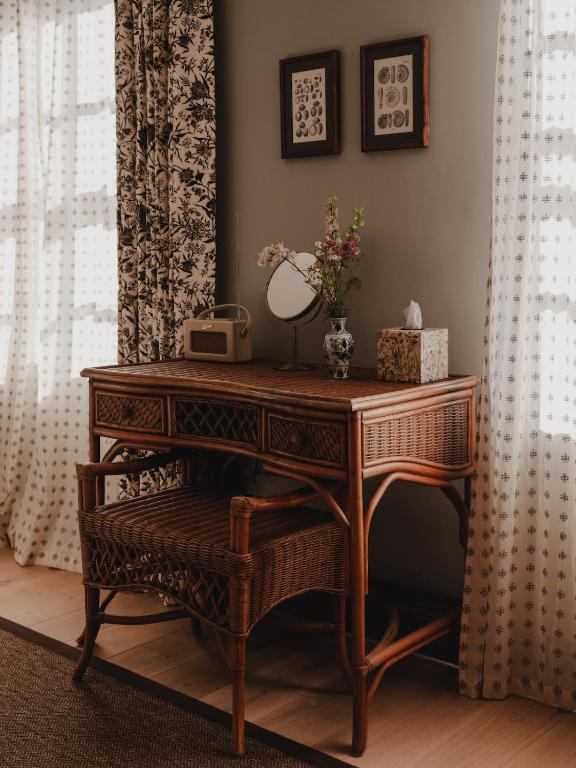 salon avec bureau rotin vintage décoration classique chic charmant appartement de 56m2 Cotswolds