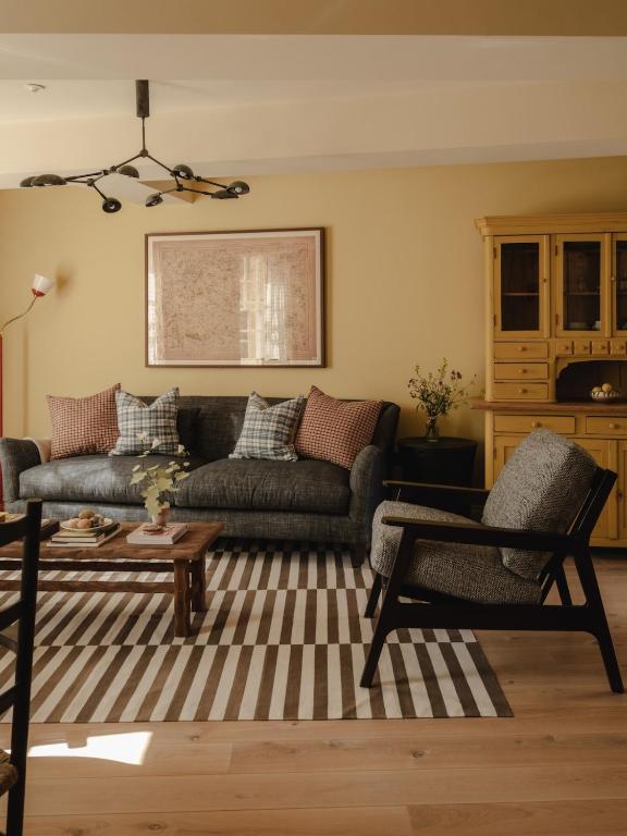 salon murs jaune beurre décoration classique chic charmant appartement de 56m2 Cotswolds