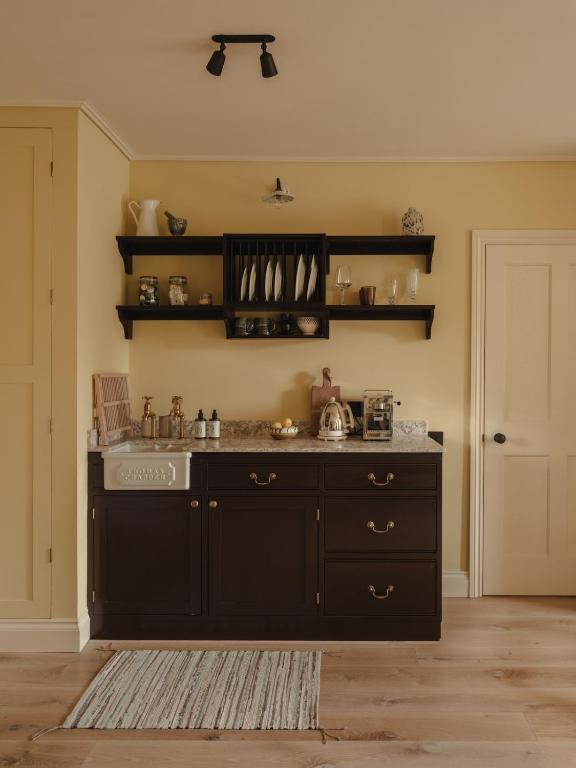 petite cuisine ouverte murs jaune beurre décoration classique chic charmant appartement de 56m2 Cotswolds