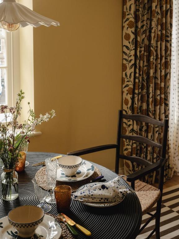 salle à manger murs jaune beurre décoration classique chic charmant appartement de 56m2 Cotswolds