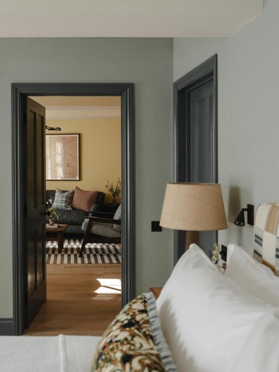 chambre murs vert pâle décoration classique chic charmant appartement de 56m2 Cotswolds