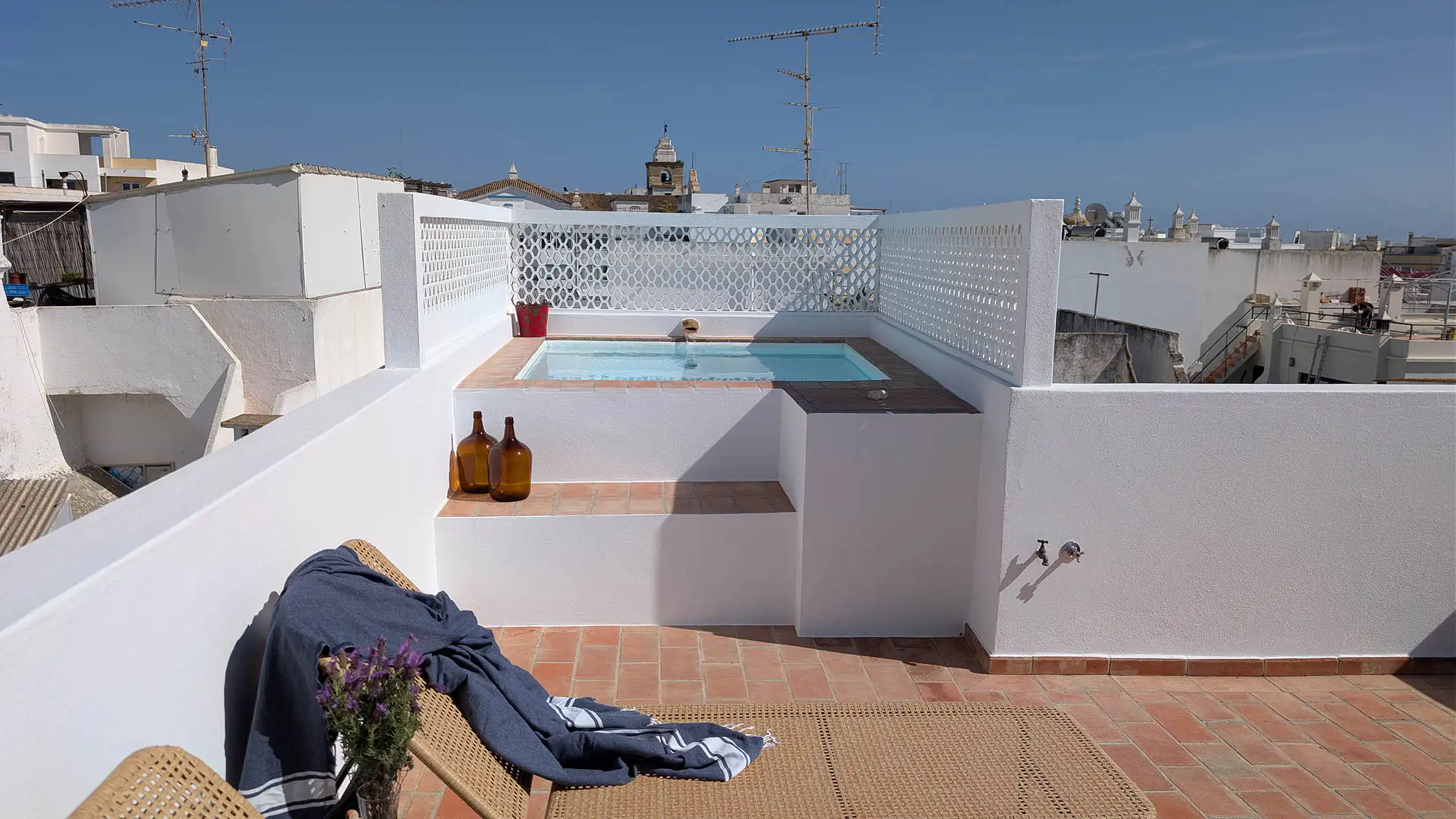 maison de pêcheur avec piscine décoration rustique Casa da Bica Portugal façade azulejos