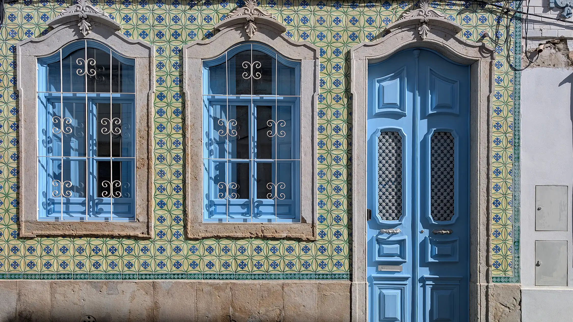 maison de pêcheur avec piscine décoration rustique Casa da Bica Portugal façade azulejos