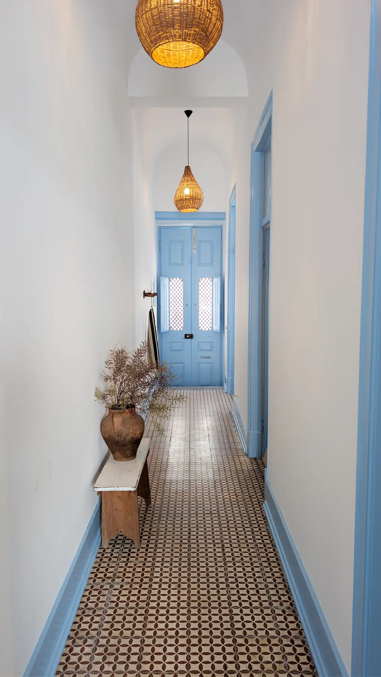 couloir maison de pêcheur avec piscine décoration rustique Casa da Bica Portugal façade azulejos