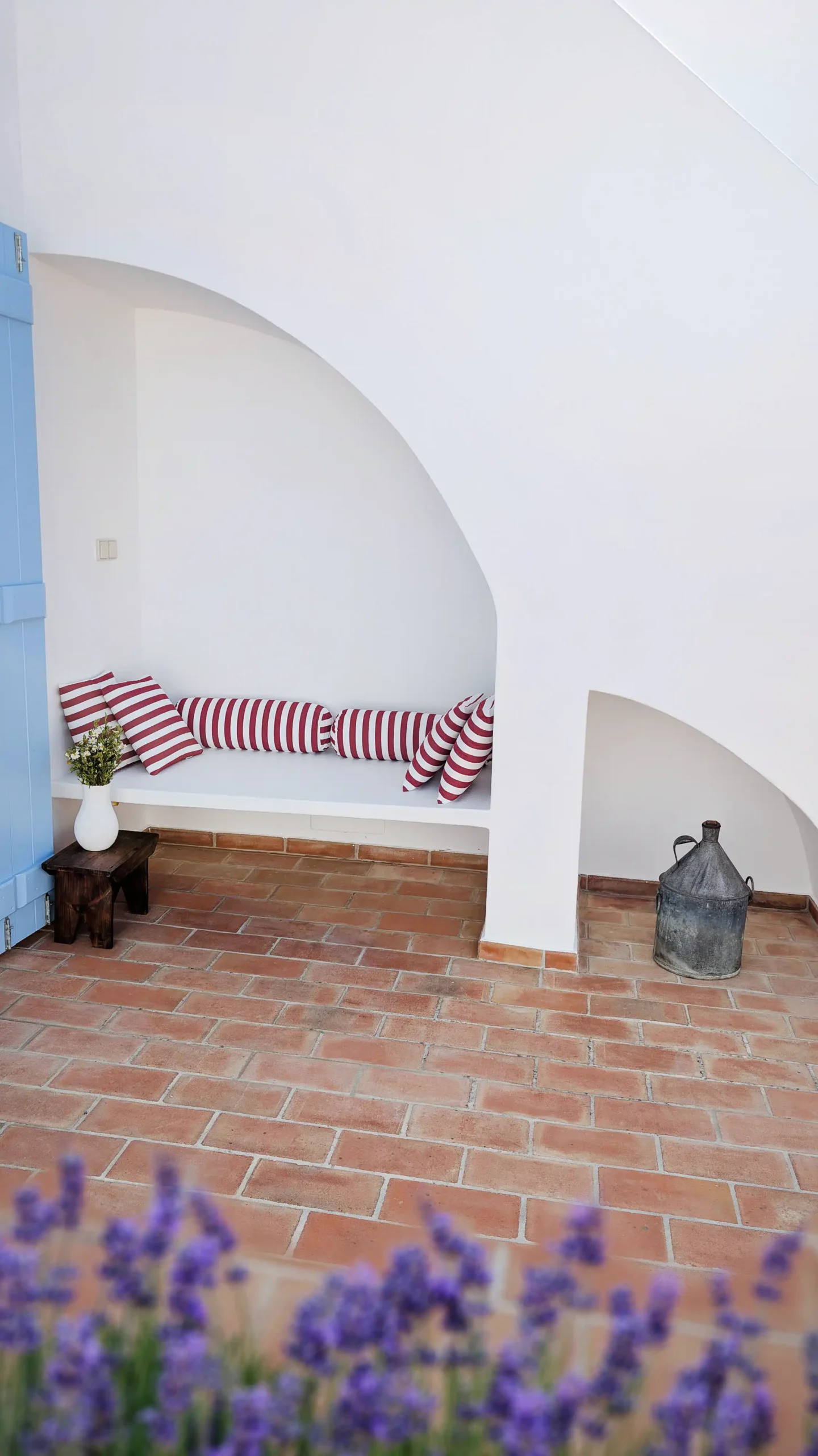 terrasse maison de pêcheur avec piscine décoration rustique Casa da Bica Portugal façade azulejos