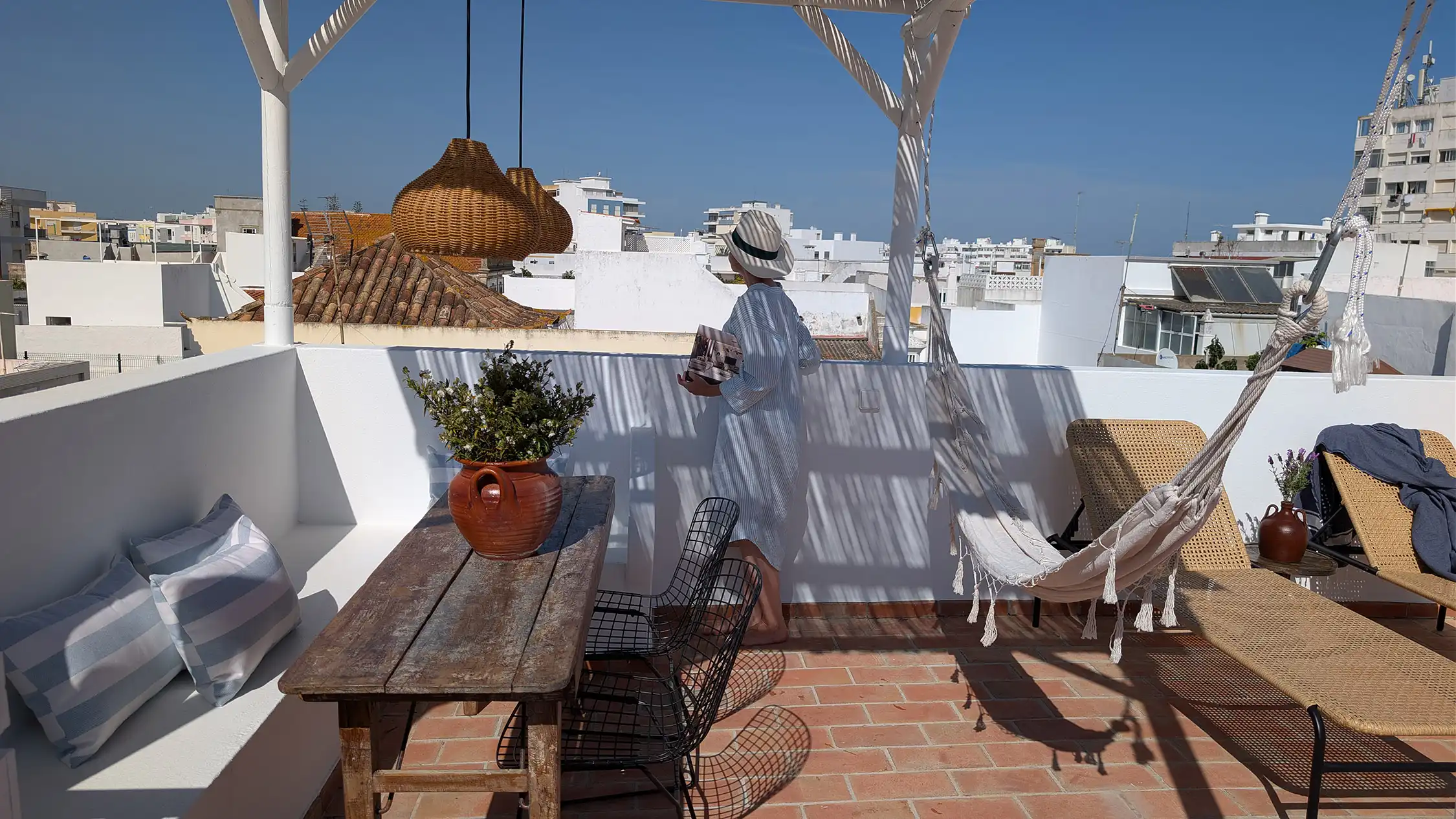 terrasse avec pergola maison de pêcheur avec piscine décoration rustique Casa da Bica Portugal façade azulejos