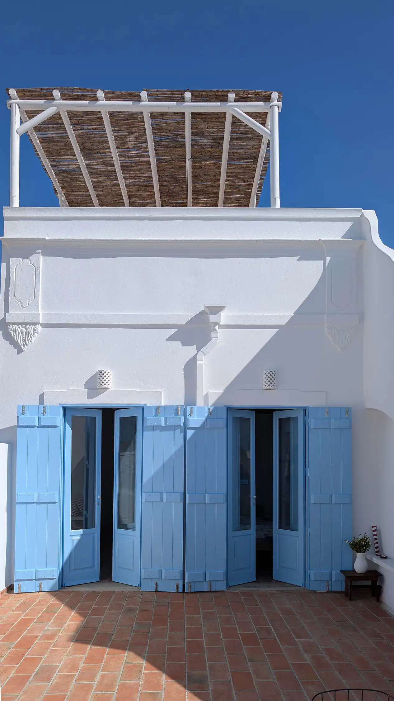 terrasse avec pergola maison de pêcheur avec piscine décoration rustique Casa da Bica Portugal façade azulejos