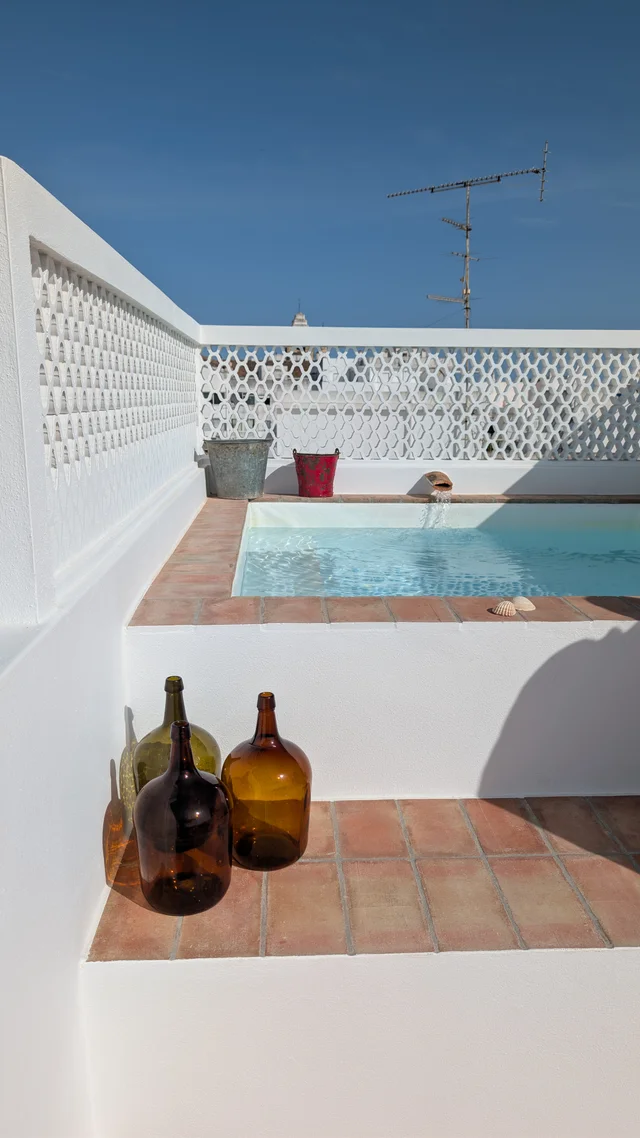 maison de pêcheur avec piscine décoration rustique Casa da Bica Portugal façade azulejos
