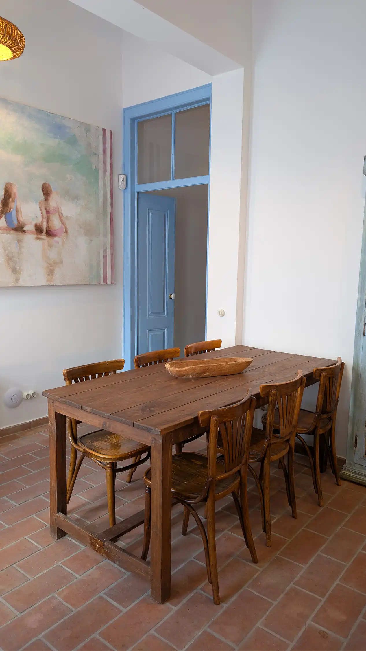 salle à manger maison de pêcheur avec piscine décoration rustique Casa da Bica Portugal façade azulejos