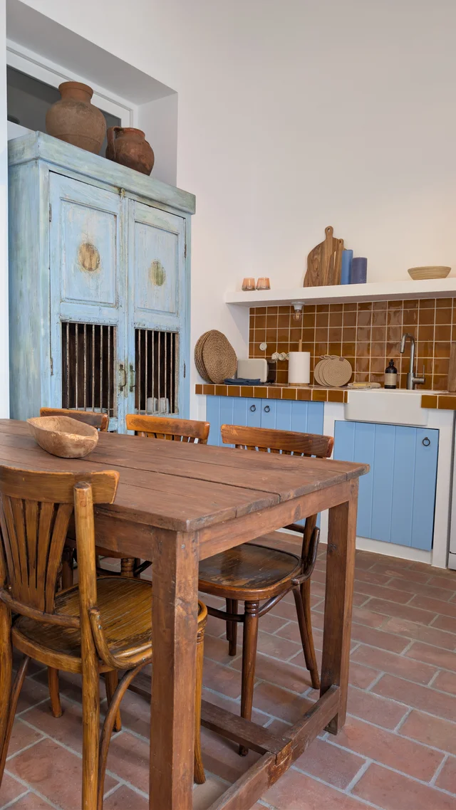 cuisine maison de pêcheur avec piscine décoration rustique Casa da Bica Portugal façade azulejos