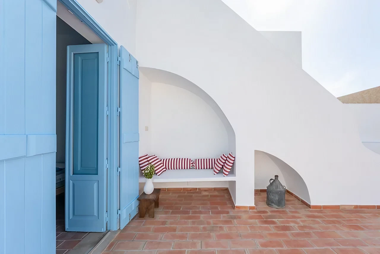 terrasse maison de pêcheur avec piscine décoration rustique Casa da Bica Portugal façade azulejos
