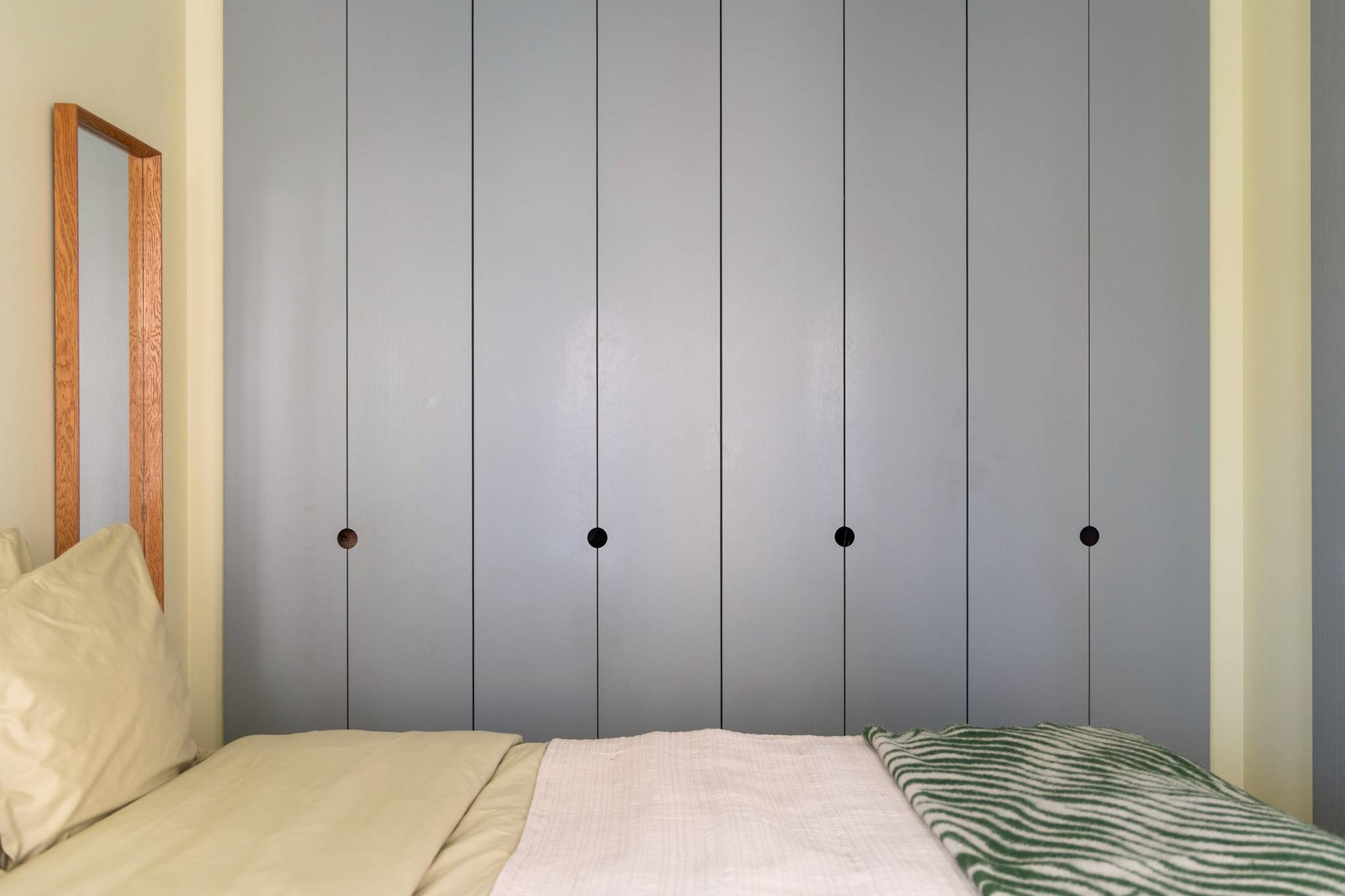chambre murs jaune pâle deux-pièces 34m2 décoration scandinave vintage et colorée