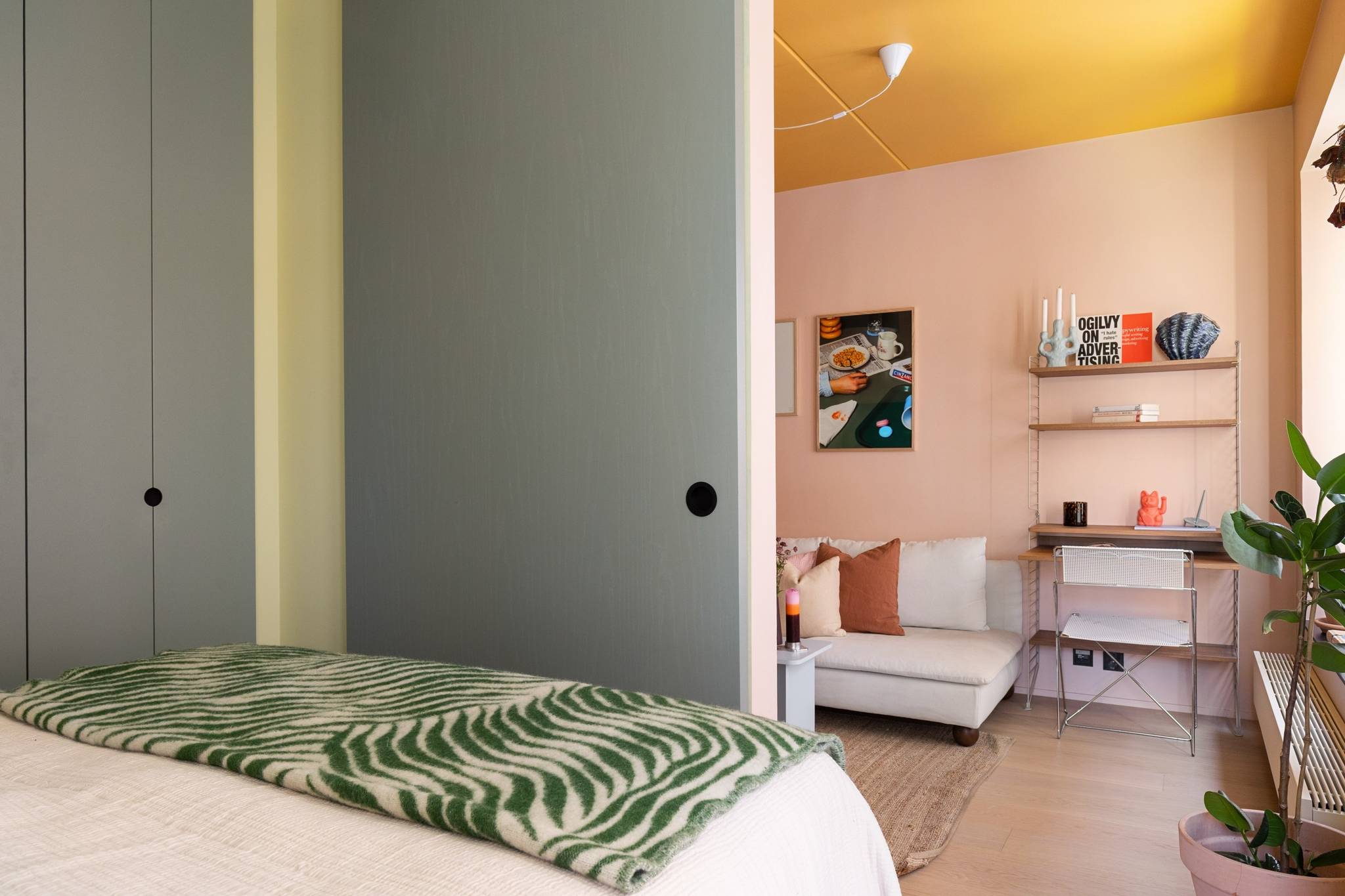 salon murs rose plafond jaune et chambre murs jaune pâle deux-pièces 34m2 décoration scandinave vintage et colorée