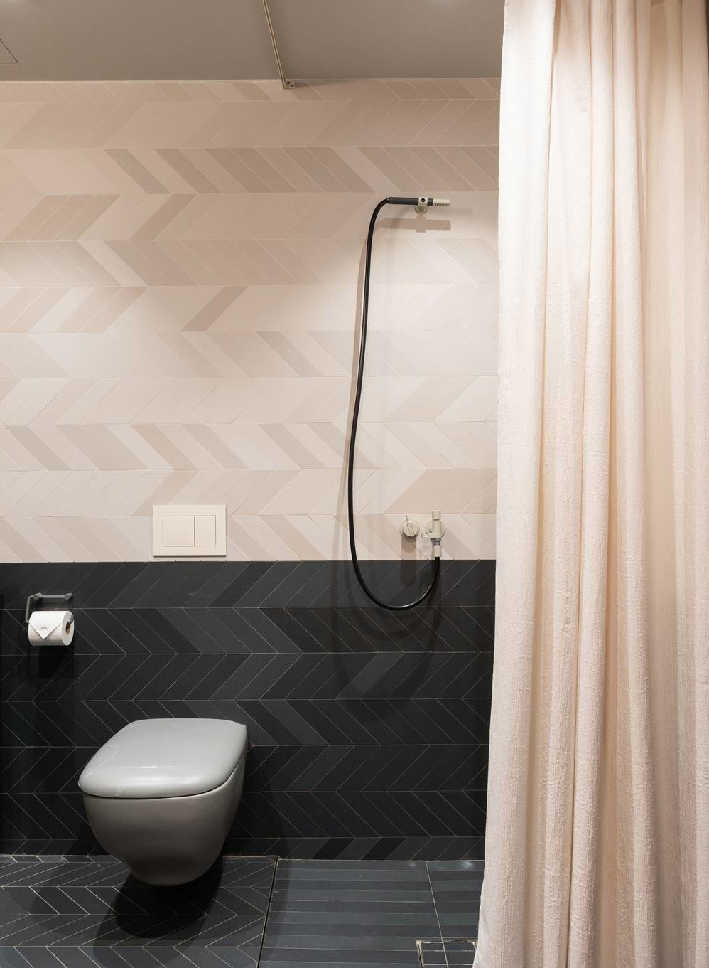 salle de bain beige et noire deux-pièces 34m2 décoration scandinave vintage et colorée