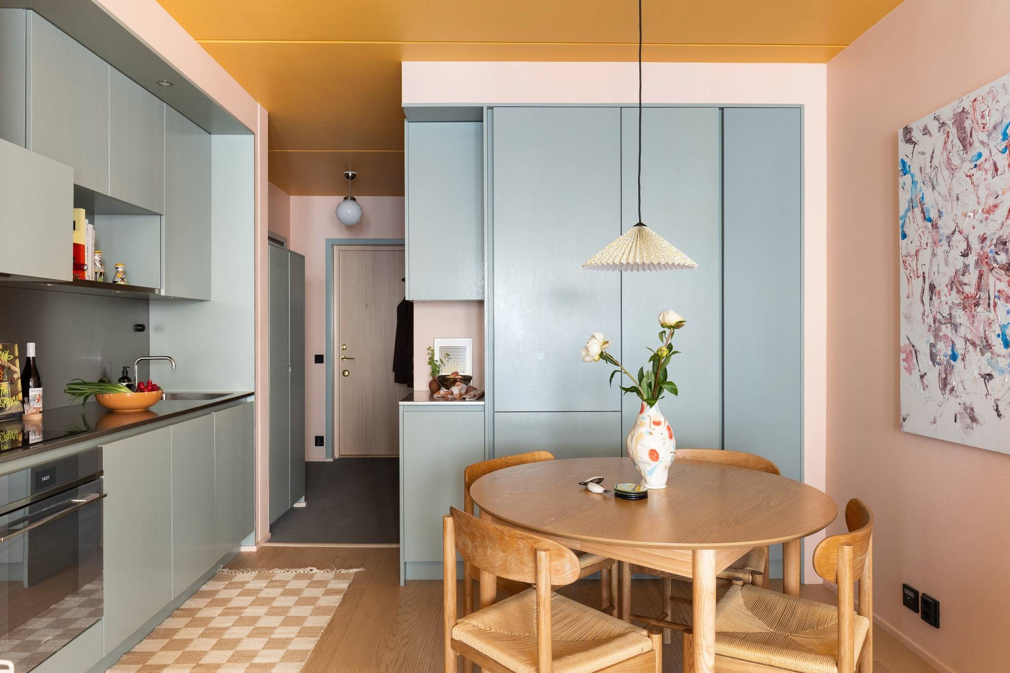 cuisine ouverte et salle à manger murs rose plafond jaune deux-pièces 34m2 décoration scandinave vintage et colorée