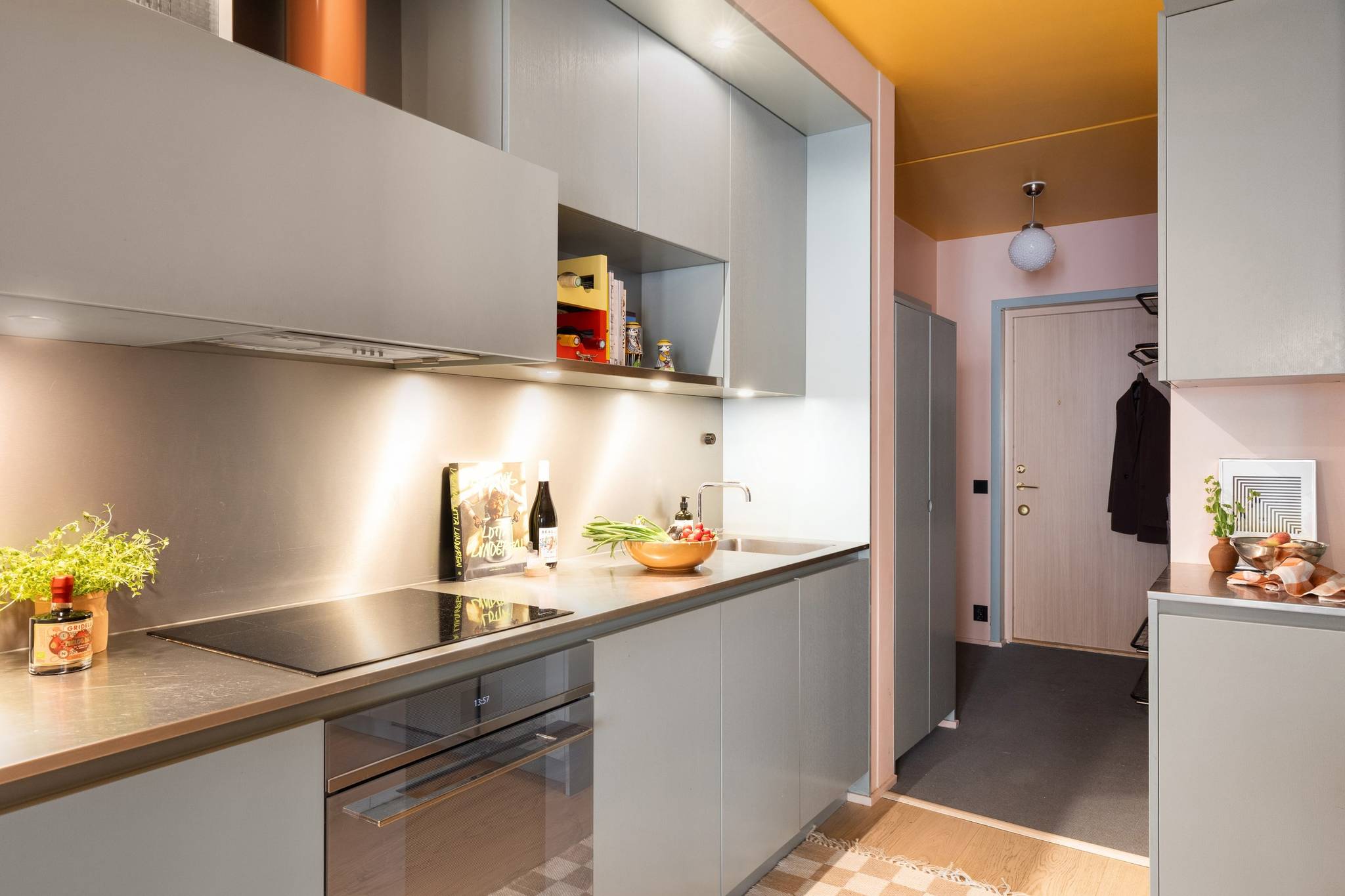 cuisine ouverte murs rose plafond jaune deux-pièces 34m2 décoration scandinave vintage et colorée
