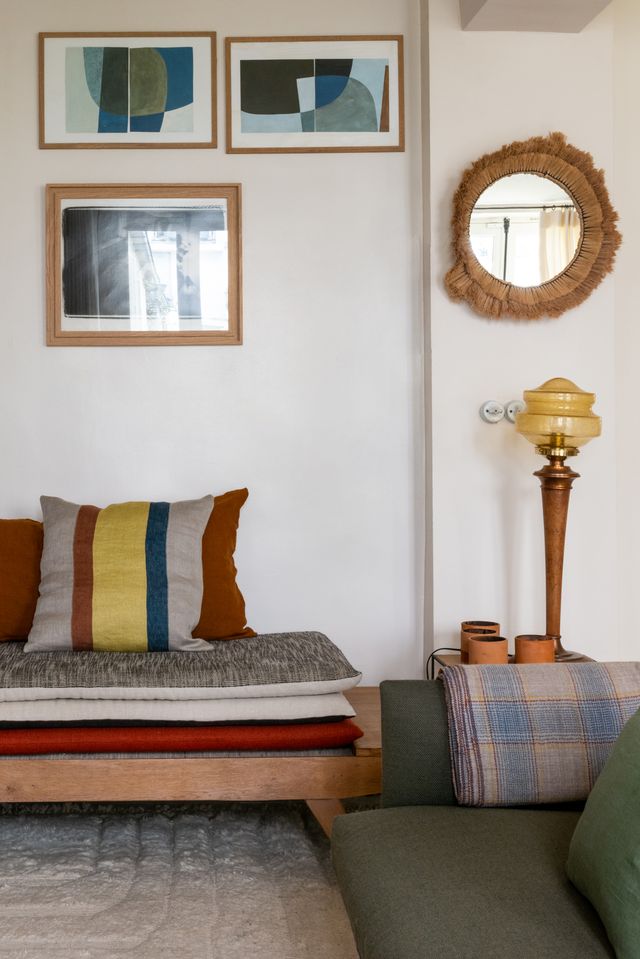 salon décoration contemporaine et mid-century appartement à Paris Bastille dans ancien garage avec cour Photo : © Agathe Tissier salon décoration contemporaine et mid-century appartement à Paris Bastille dans ancien garage avec cour Photo : © Agathe Tissier