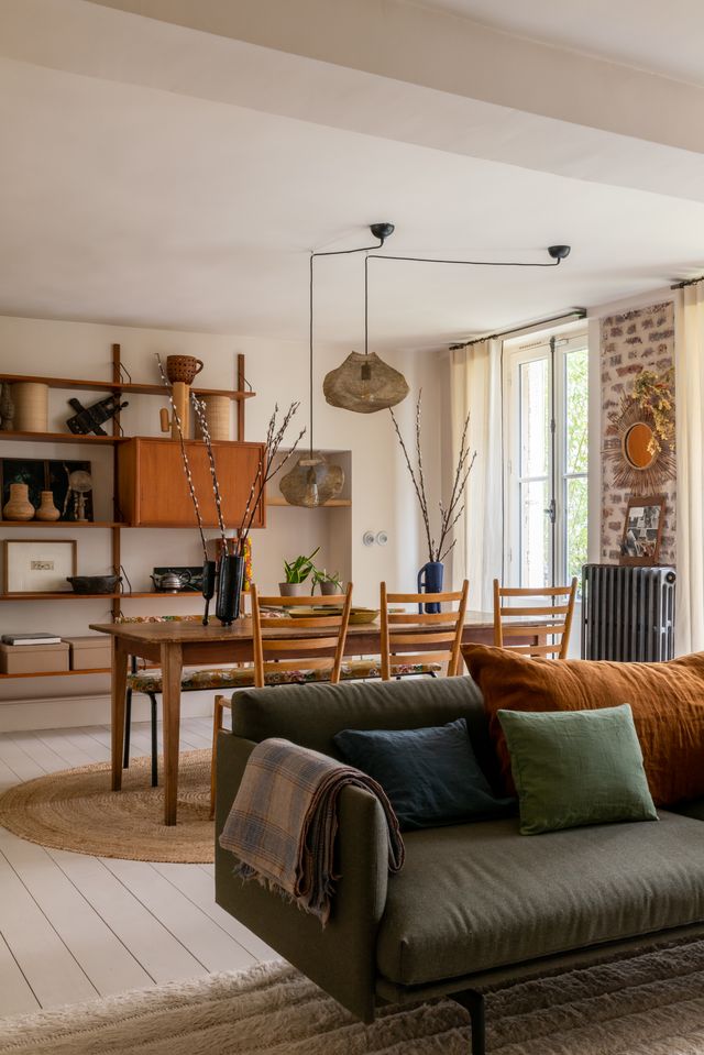 salon et salle à manger décoration contemporaine et mid-century appartement à Paris Bastille dans ancien garage avec cour Photo : © Agathe Tissier salon et salle à manger décoration contemporaine et mid-century appartement à Paris Bastille dans ancien garage avec cour Photo : © Agathe Tissier