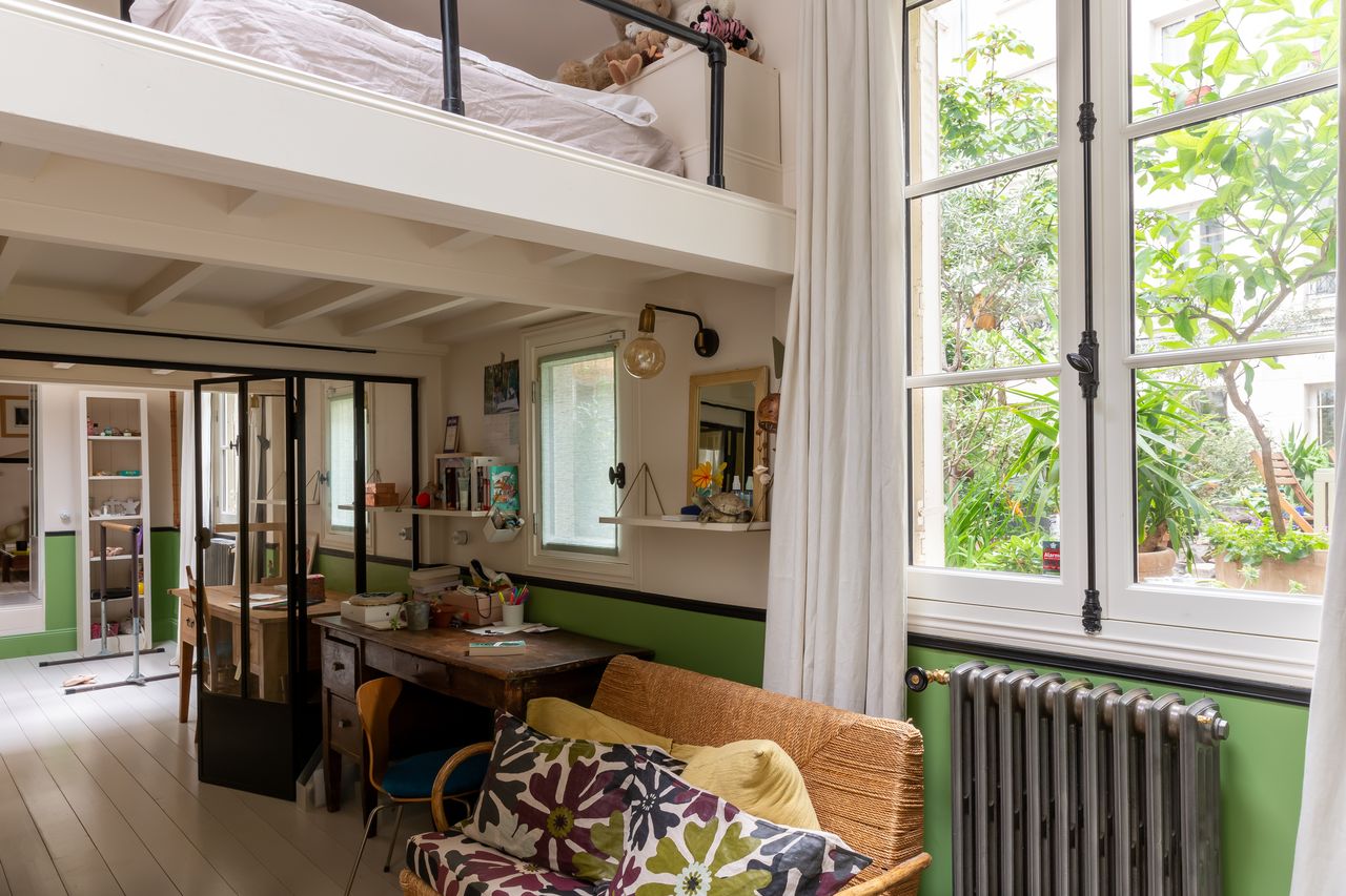 chambre enfant avec mezzanine appartement à Paris Bastille dans ancien garage avec cour Photo : © Agathe Tissier chambre enfant avec mezzanine appartement à Paris Bastille dans ancien garage avec cour Photo : © Agathe Tissier