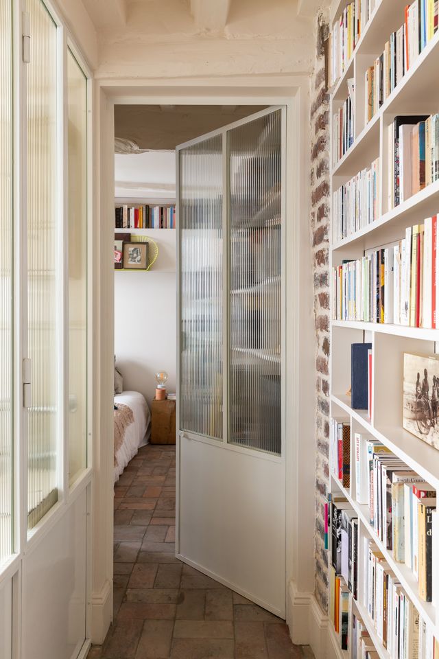 couloir avec portes vitrées cannelées appartement à Paris Bastille dans ancien garage avec cour Photo : © Agathe Tissier couloir avec portes vitrées cannelées appartement à Paris Bastille dans ancien garage avec cour Photo : © Agathe Tissier