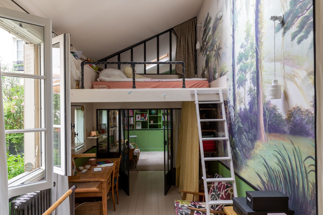chambre enfant avec mezzanine et papier-peint panoramique appartement à Paris Bastille dans ancien garage avec cour Photo : © Agathe Tissier chambre enfant avec mezzanine et papier-peint panoramique appartement à Paris Bastille dans ancien garage avec cour Photo : © Agathe Tissier