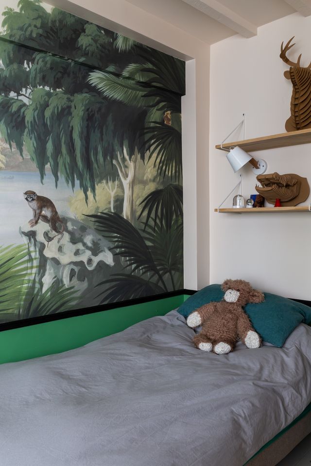 chambre enfant avec papier-peint panoramique appartement à Paris Bastille dans ancien garage avec cour Photo : © Agathe Tissier chambre enfant avec papier-peint panoramique appartement à Paris Bastille dans ancien garage avec cour Photo : © Agathe Tissier