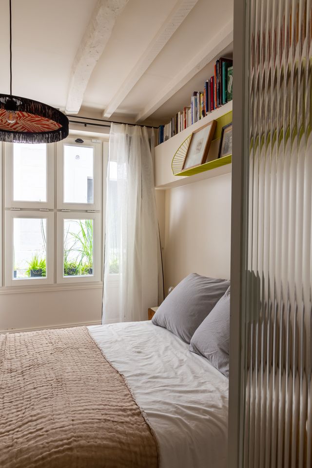 chambre avec portes vitrées cannelées Photo : © Agathe Tissier chambre avec portes vitrées cannelées Photo : © Agathe Tissier