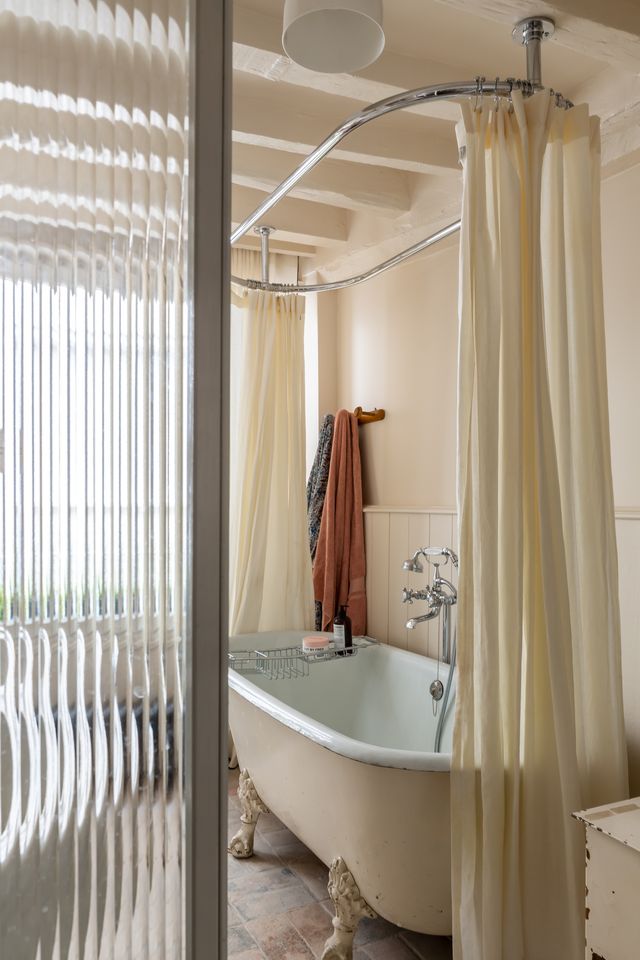 salle de bain rétro avec portes vitrées cannelées Photo : © Agathe Tissier salle de bain rétro avec portes vitrées cannelées Photo : © Agathe Tissier