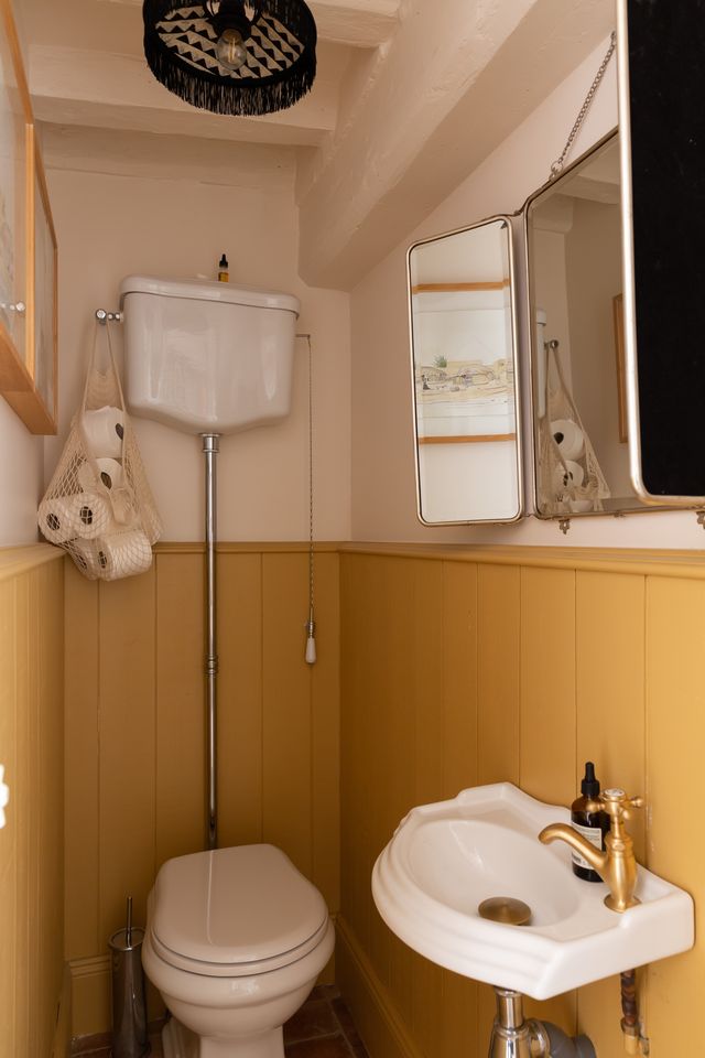 toilettes wc vintage murs jaunes appartement Paris Bastille dans ancien garage avec cour Photo : © Agathe Tissier toilettes wc vintage murs jaunes appartement Paris Bastille dans ancien garage avec cour Photo : © Agathe Tissier